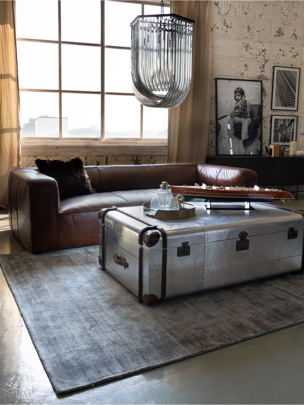 Mesa Baja Henry Cuero Negro - Landmark