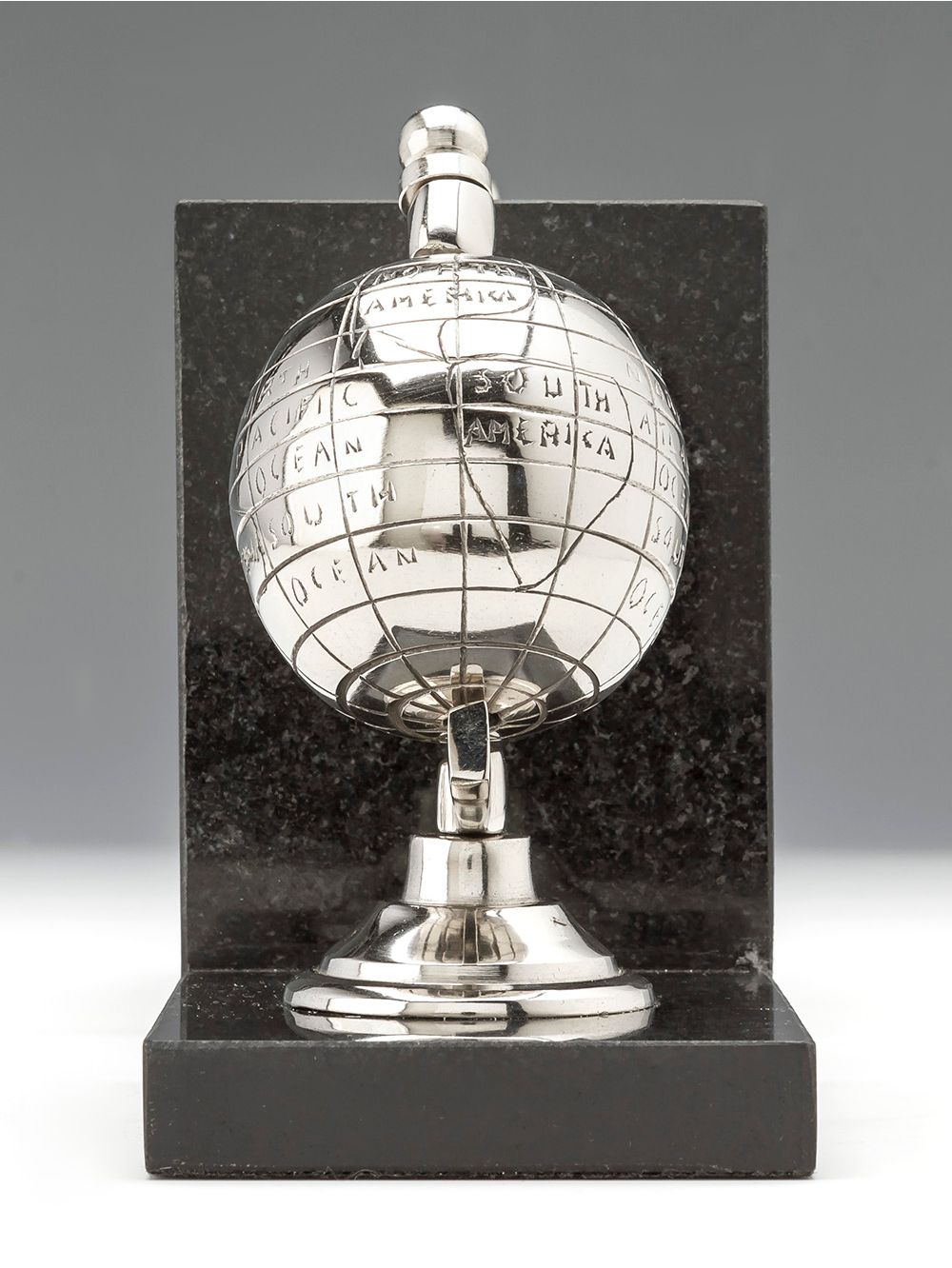 Landmark-Decor-GLOBE-Sujetalibros-2