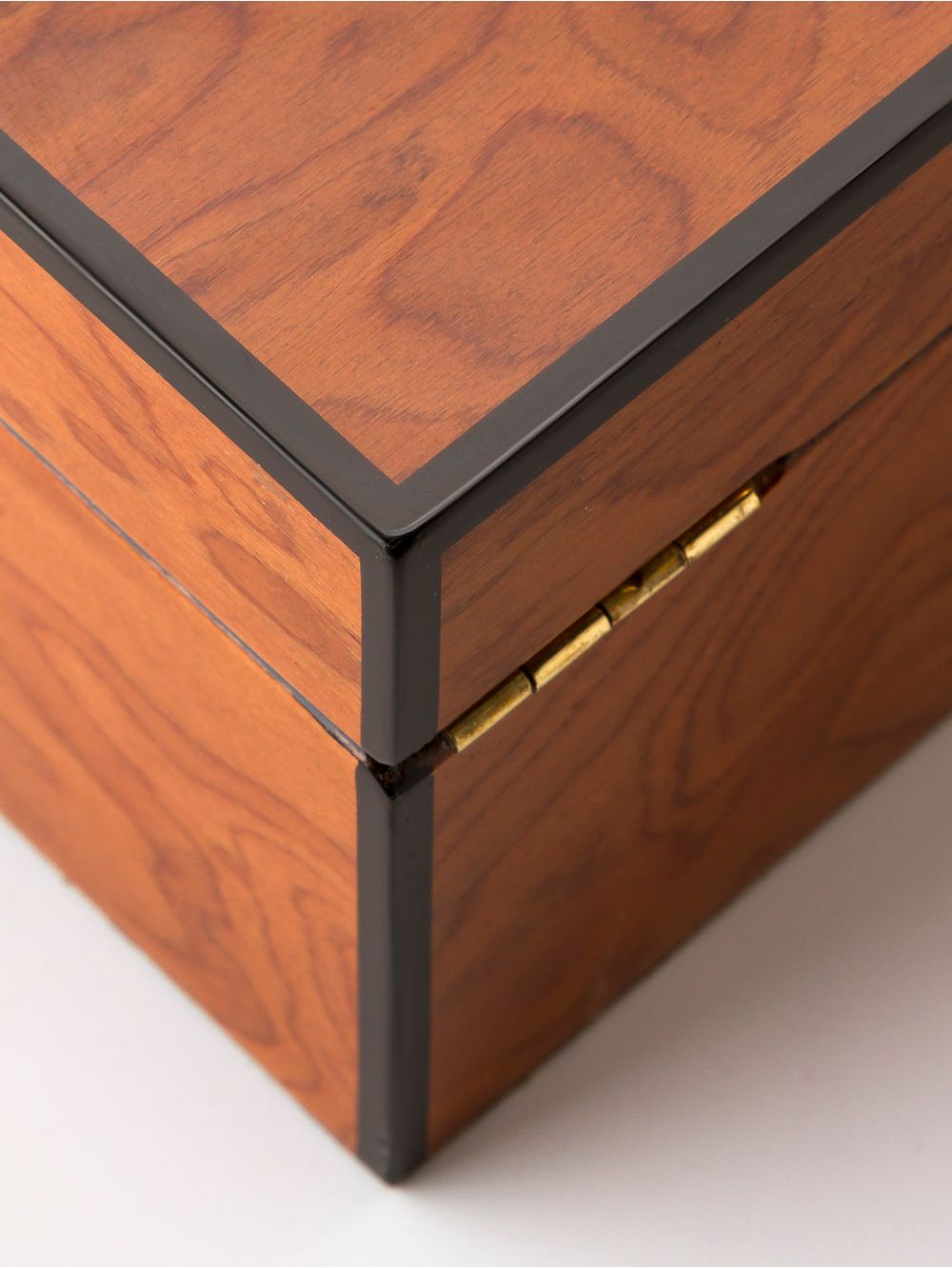 Landmark-Decor-CHARLES-BLACK-Cigarrera-4