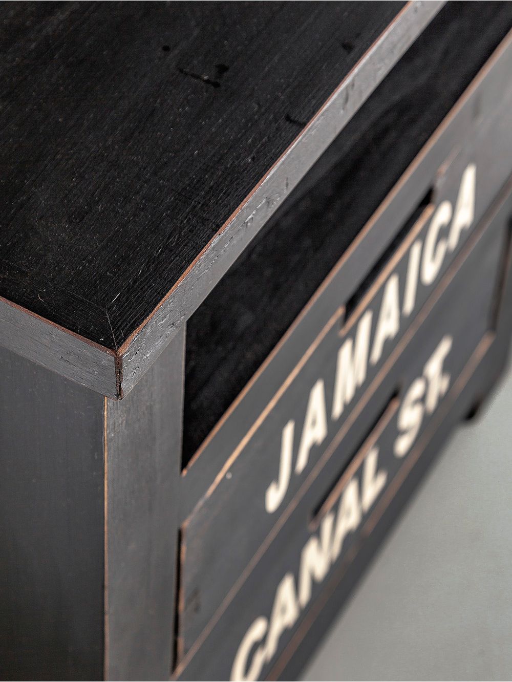 Mueble-bajo-industrial-MUEBLE-SUBTE-4-CAJONES-SIN-RUEDAS-NEGRO-LETRAS-BLANCAS-Landmark-3