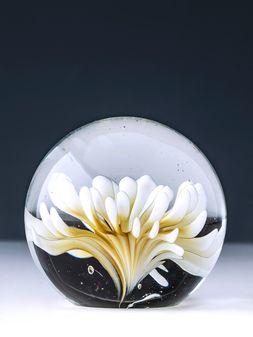 Pisapapeles-de-vidrio-FLOWER-YELLOW-S-Landmark-00