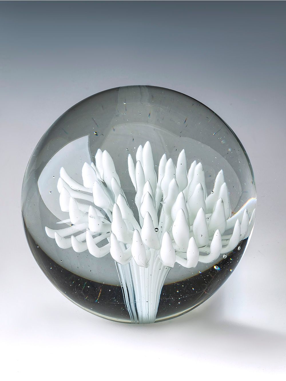 Pisapapeles-de-vidrio-FLOWER-WHITE-L-Landmark-03