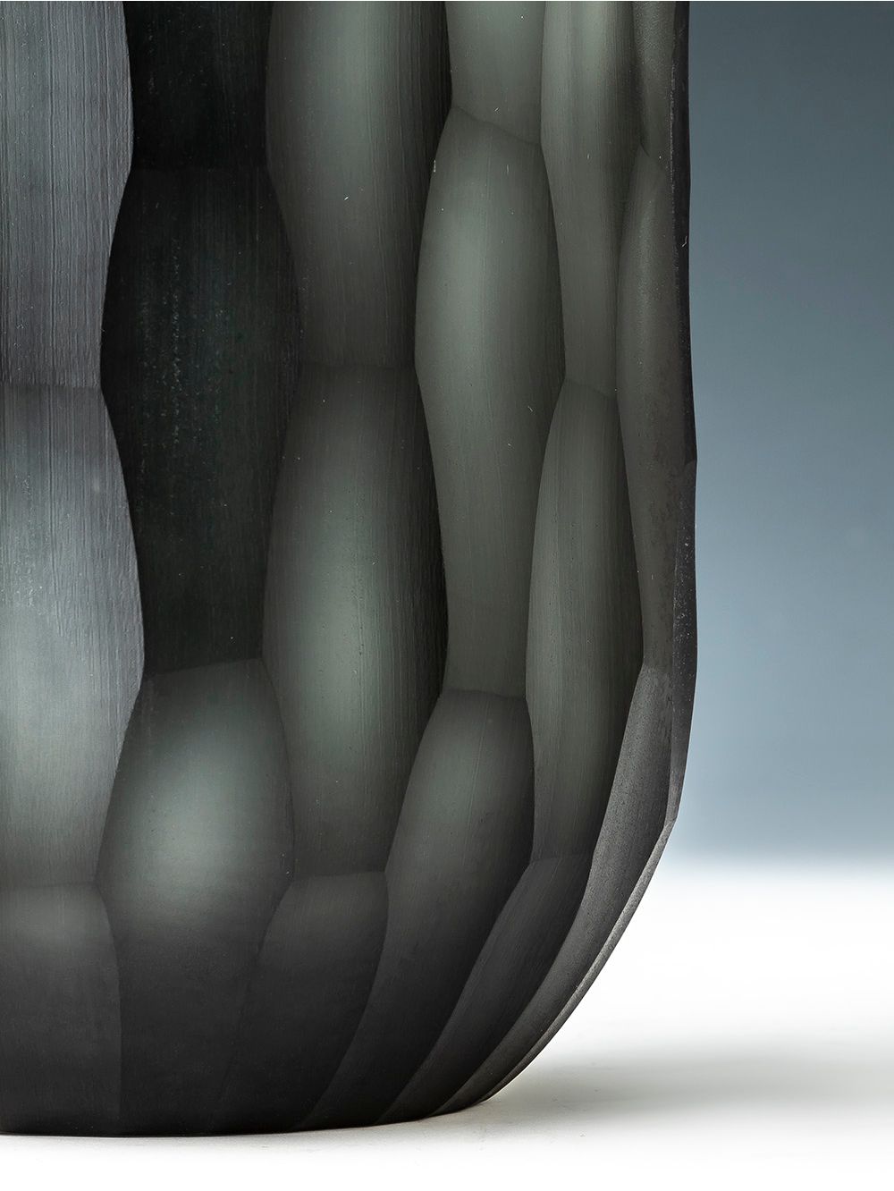 Florero-alto-gris-plomo-ERIE-LARGE-Landmark-01