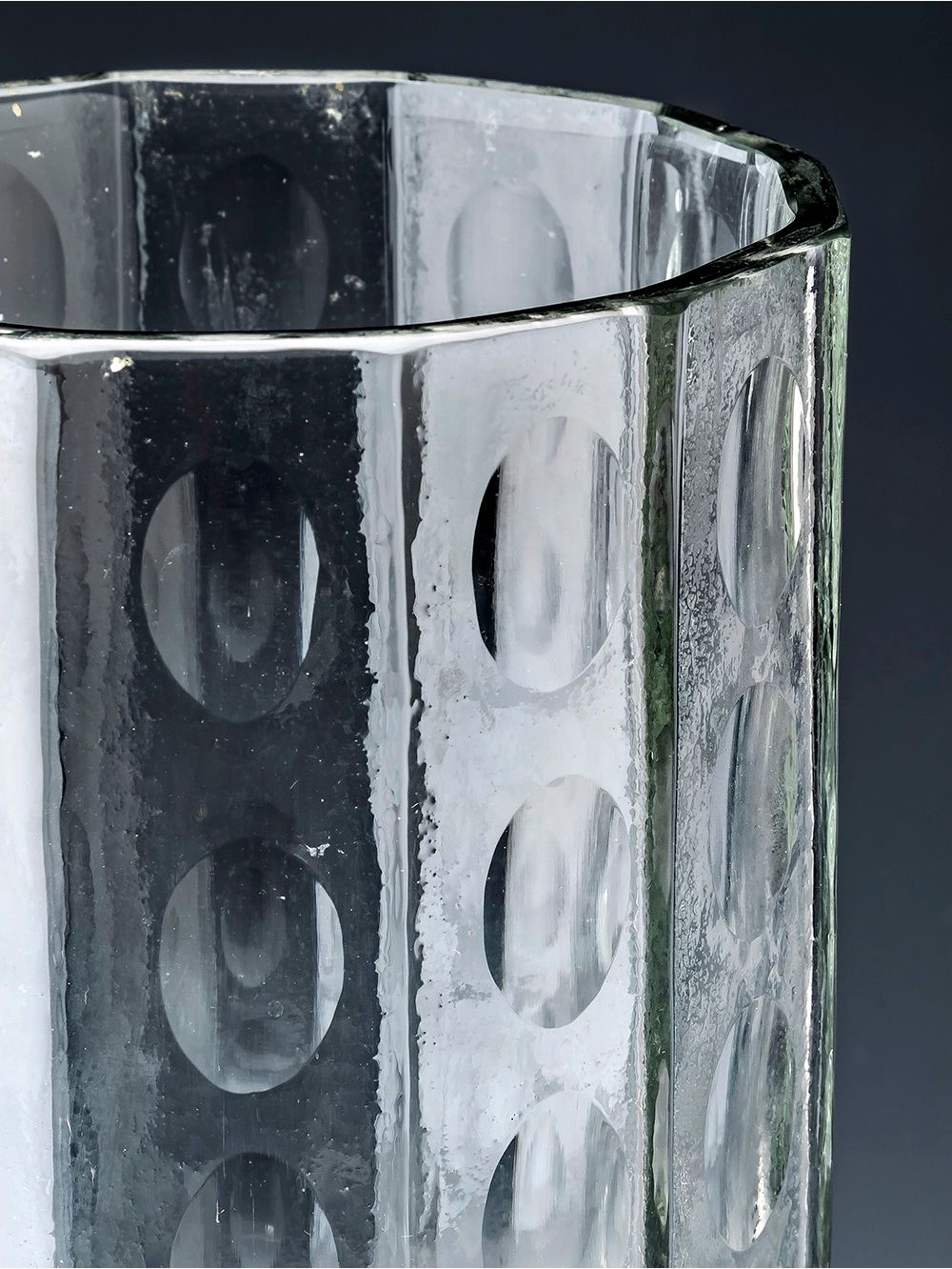 Florero-tipo-copon-de-vidrio-tallado-FLORERO-VILNA-Landmark-1