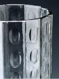 Florero-tipo-copon-de-vidrio-tallado-FLORERO-VILNA-Landmark-1