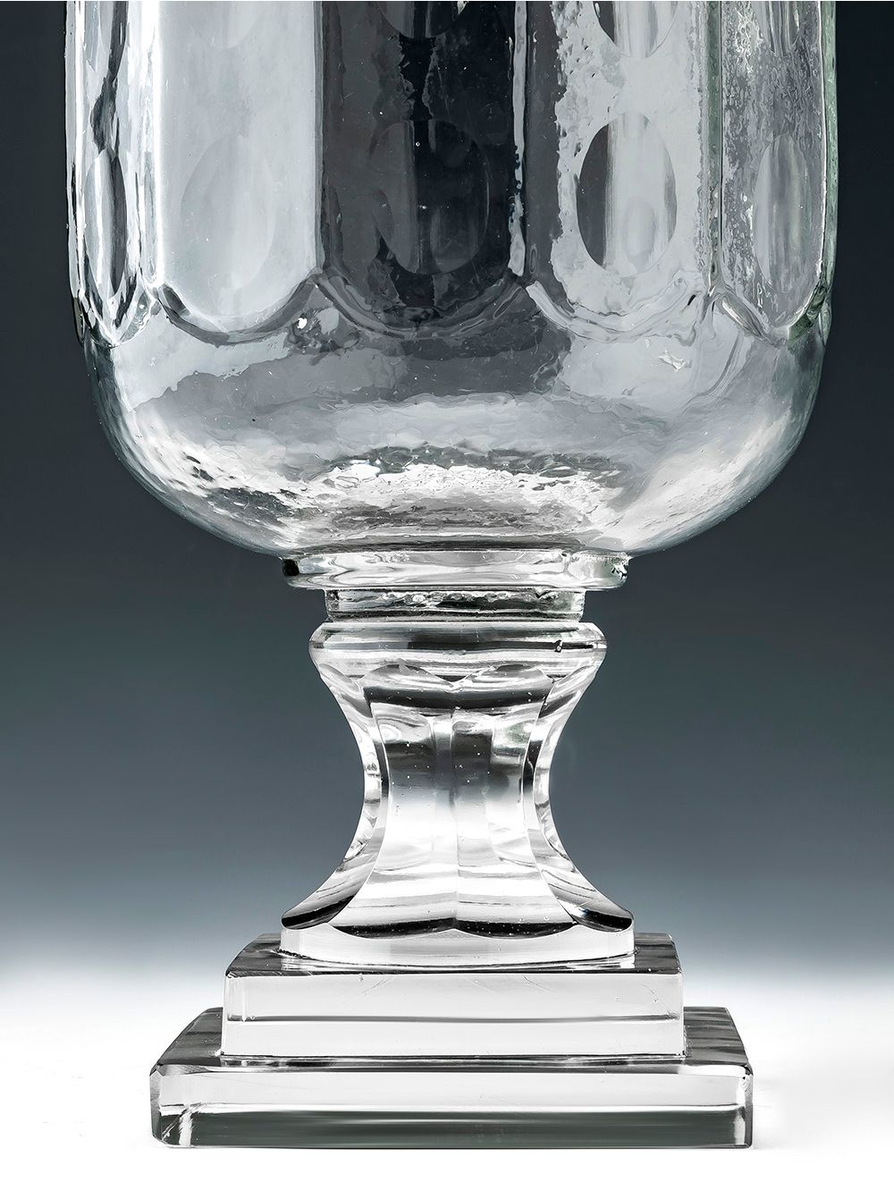 Florero-tipo-copon-de-vidrio-tallado-FLORERO-VILNA-Landmark-2