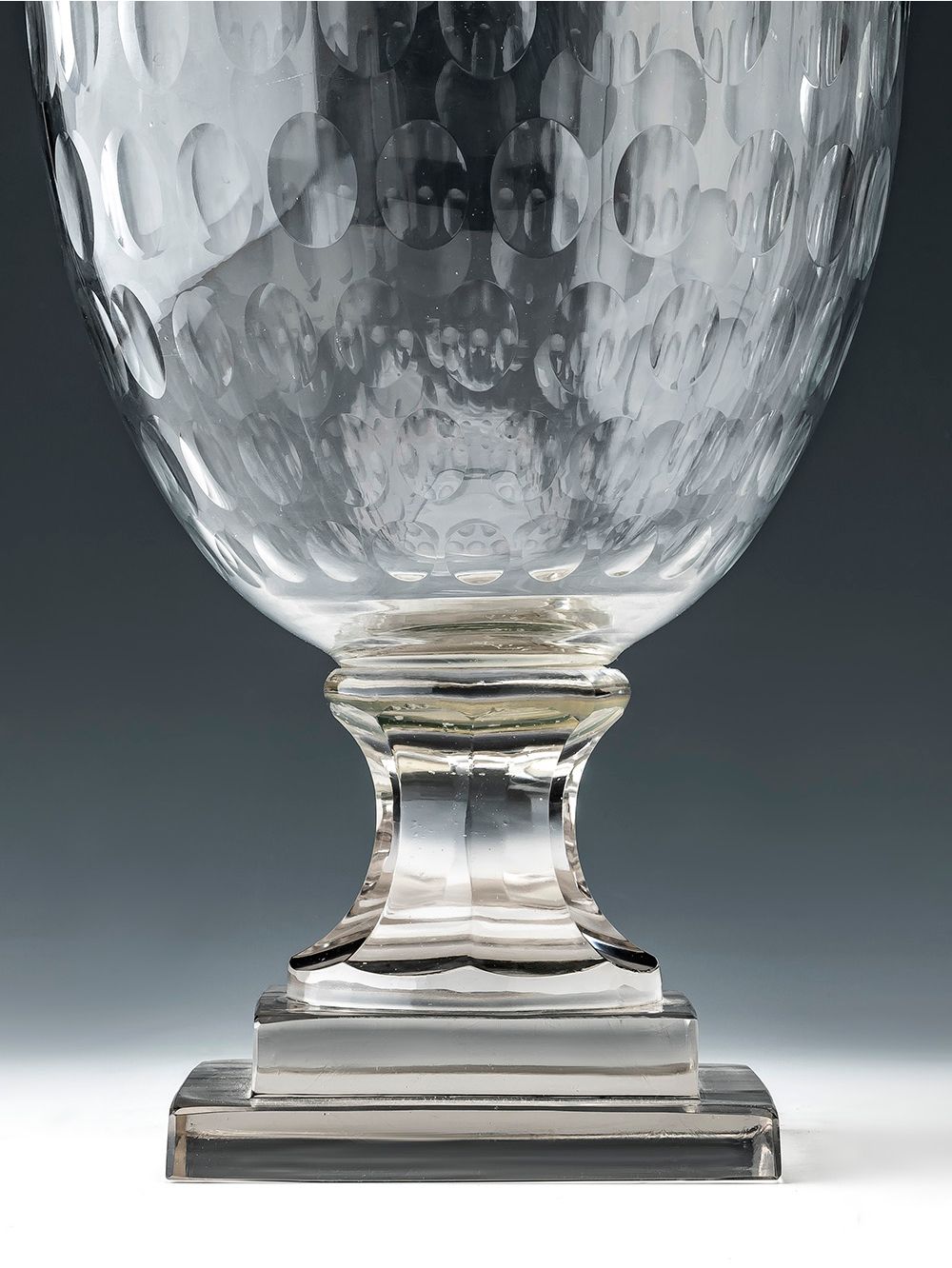 Florero-tipo-copon-de-vidrio-tallado-FLORERO-BOW-Landmark-2