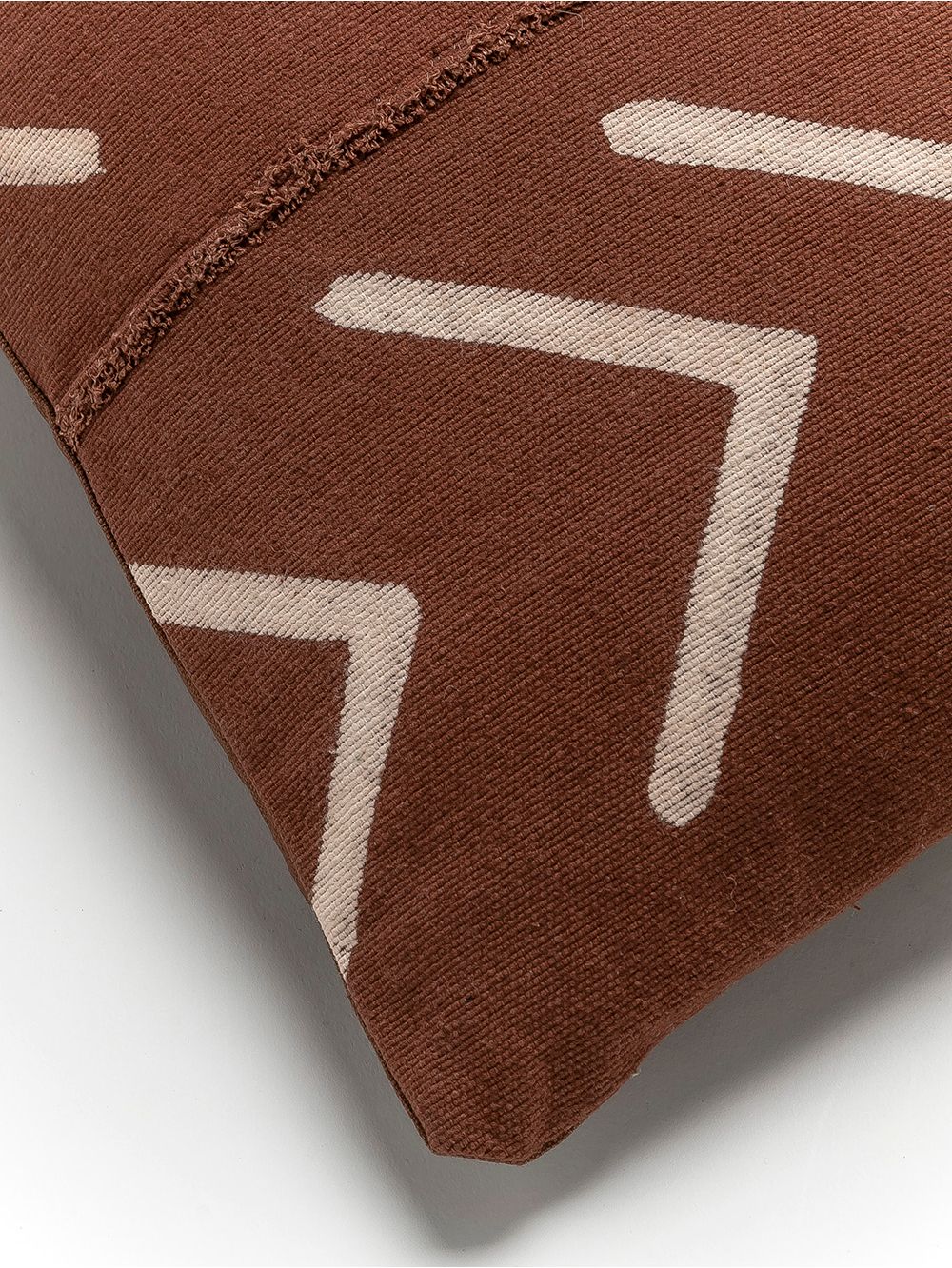 Almohadon-pintado-terracota-beige-AVA-BROWN-30X50-Landmark-01