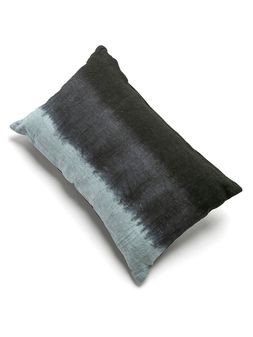 Almohadon-batik-gris-negro-ADELINE-BLACK-30X50-Landmark-00