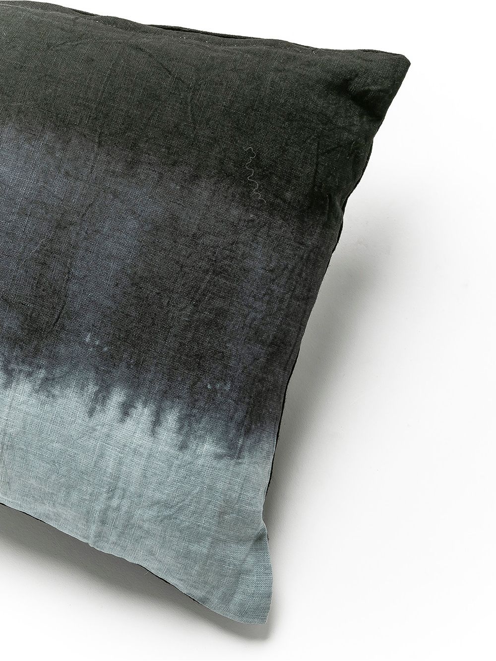 Almohadon-batik-gris-negro-ADELINE-BLACK-30X50-Landmark-01