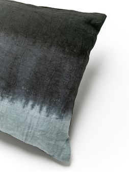 Almohadon-batik-gris-negro-ADELINE-BLACK-30X50-Landmark-01