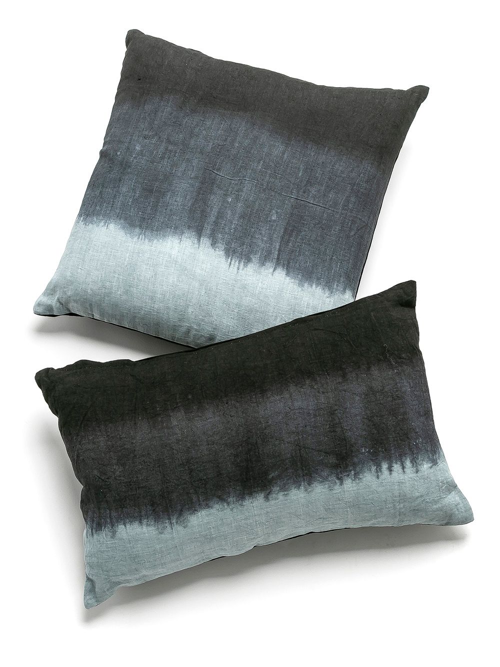 Almohadon-batik-gris-negro-ADELINE-BLACK-30X50-Landmark-03