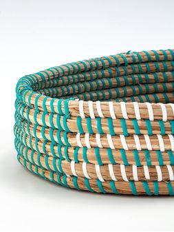 Bandeja-ovalada-tejida-verde-y-blanco-BANDEJA-SEAGRASS-DLAY-D25-Landmark-1