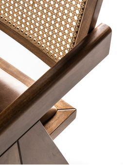 Silla-de-comedor-CAPITOL-LORO-BLANCO-CON-LUSTRE-INCIENSO-CUERO-MIEL-Y-RESPALDO-ESTERILLA-Landmark-01