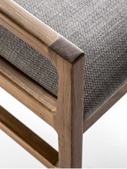 Sillon-de-madera-con-asiento-tapizado-SUD-PETIRIBI-PREGO-ALUMINIO-Landmark-01