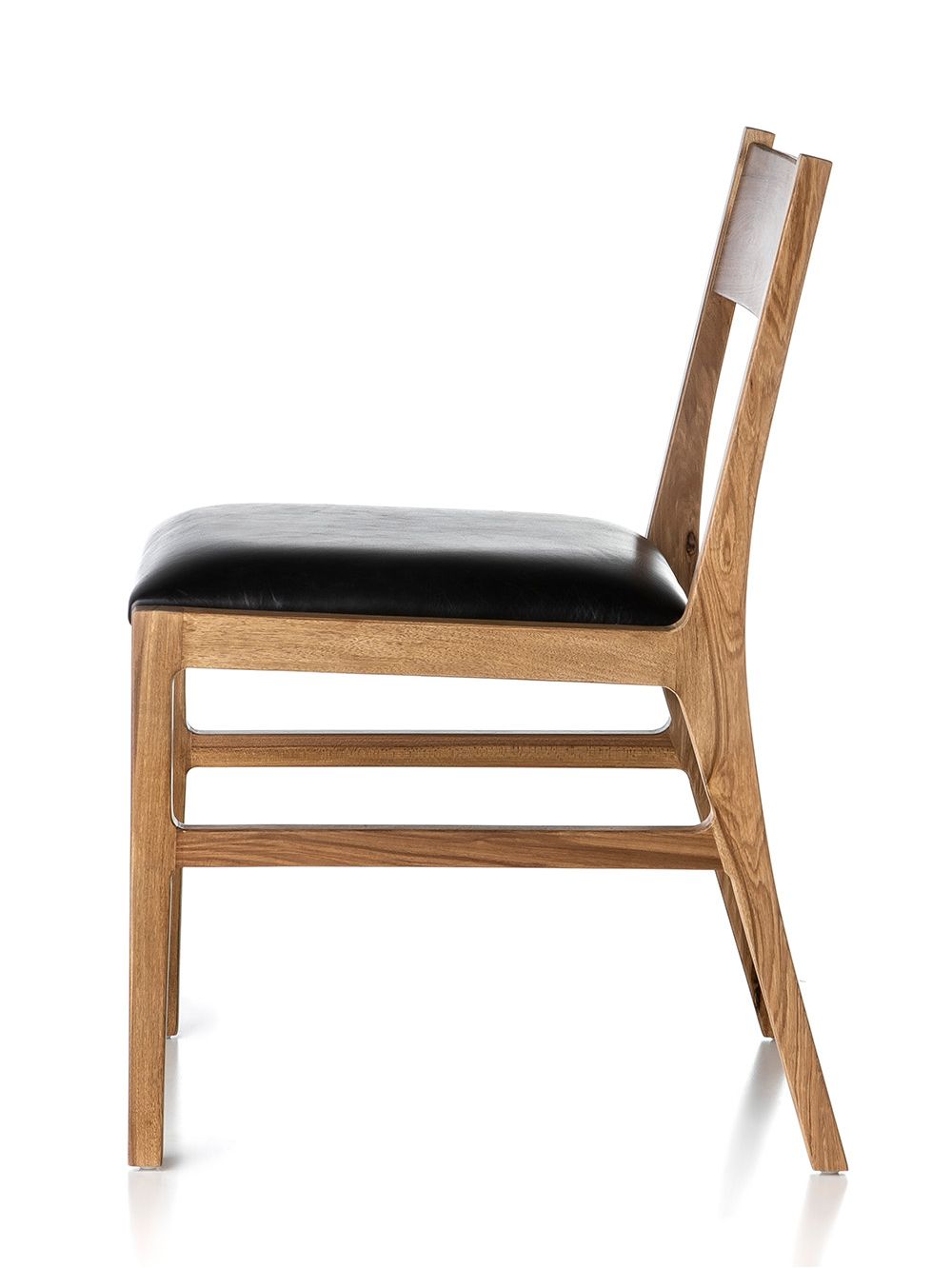Silla-de-madera-con-asiento-tapizado-SUD-PETIRIBI-CUERO-NEGRO-Landmark-03