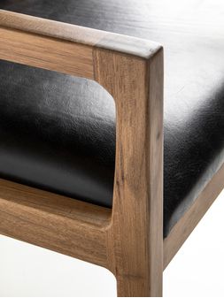 Sillon-de-madera-con-asiento-tapizado-SUD-PETIRIBI-CUERO-NEGRO-Landmark-01