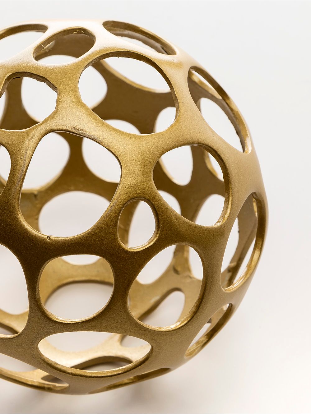 Adorno-esfera-de-metal-bronce-MILLER-SMALL-Landmark-01