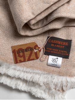Manta-de-cashmere-DIAMOND-NATURAL-CAMEL-Landmark-01
