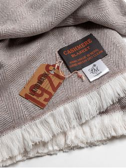 Manta-de-cashmere-HERRINGBONE-DARK-BROWN-Landmark-01