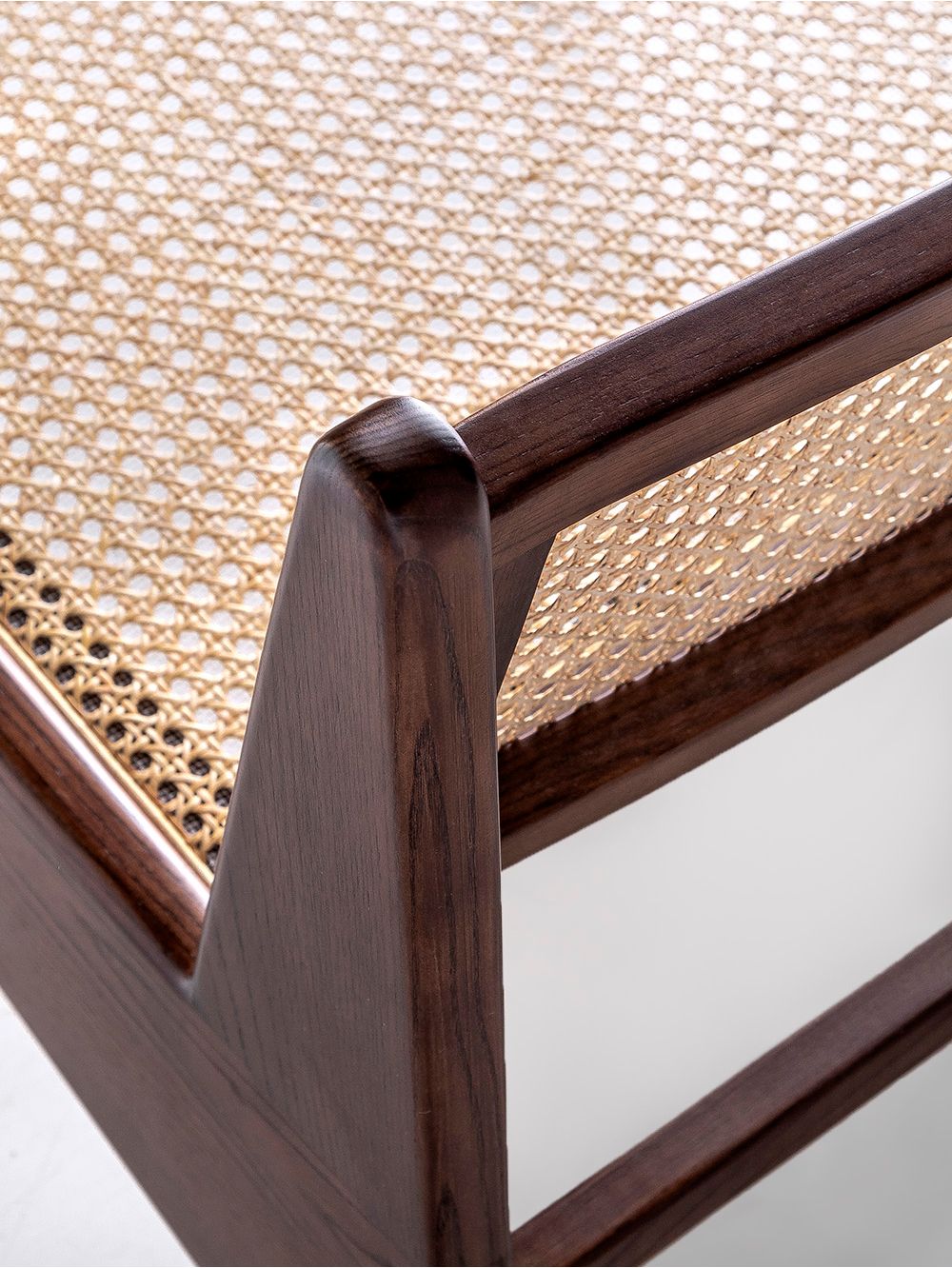 Sillon-bajo-de-esterilla-natural-SILLON-THADD-BLACK-Landmark-1