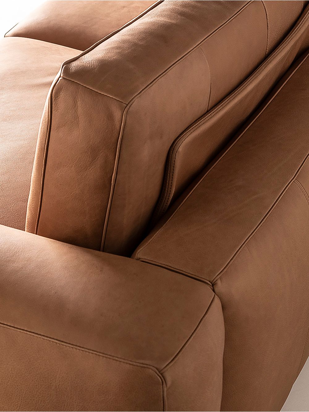 Sofa-moderno-de-cuero-marron-SOFA-TRUFFLE-TIPPED-CAMEL-Landmark-1