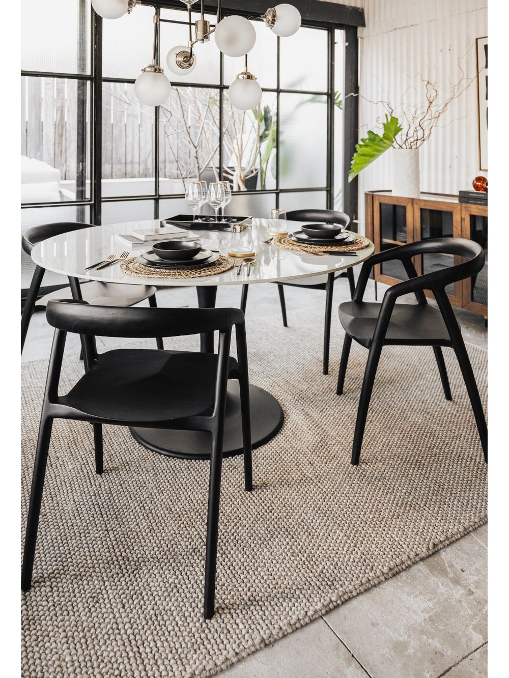 LANDMARK---Comedor-Sillon-Nayla-Black-06