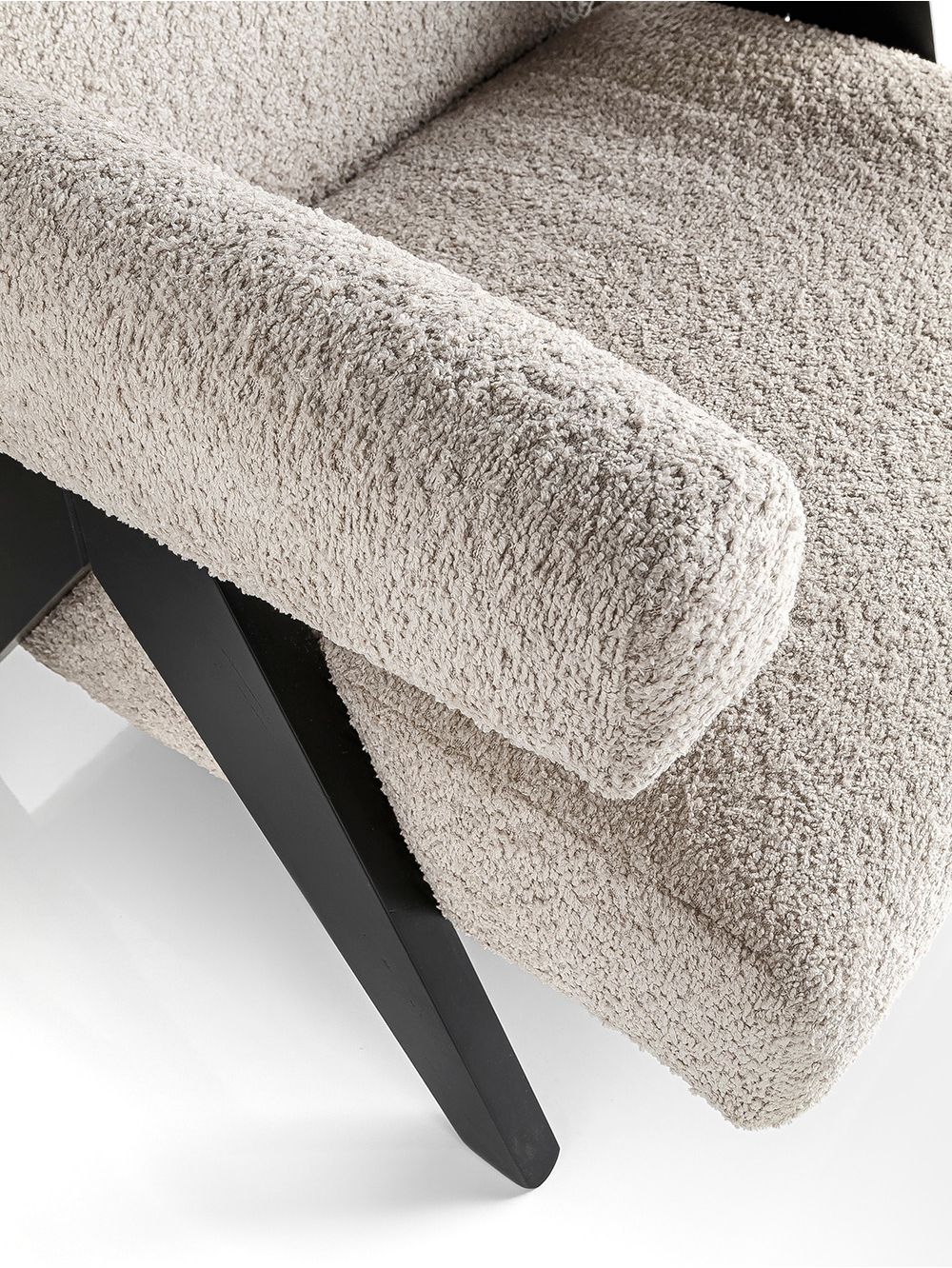 sillon-con-apoyabrazos-BUTACA-CON-APOYABRAZOS-CAPITOL-NEGRA-Y-BOUCLE-BEIGE-FABRICA-LANDMARK-1
